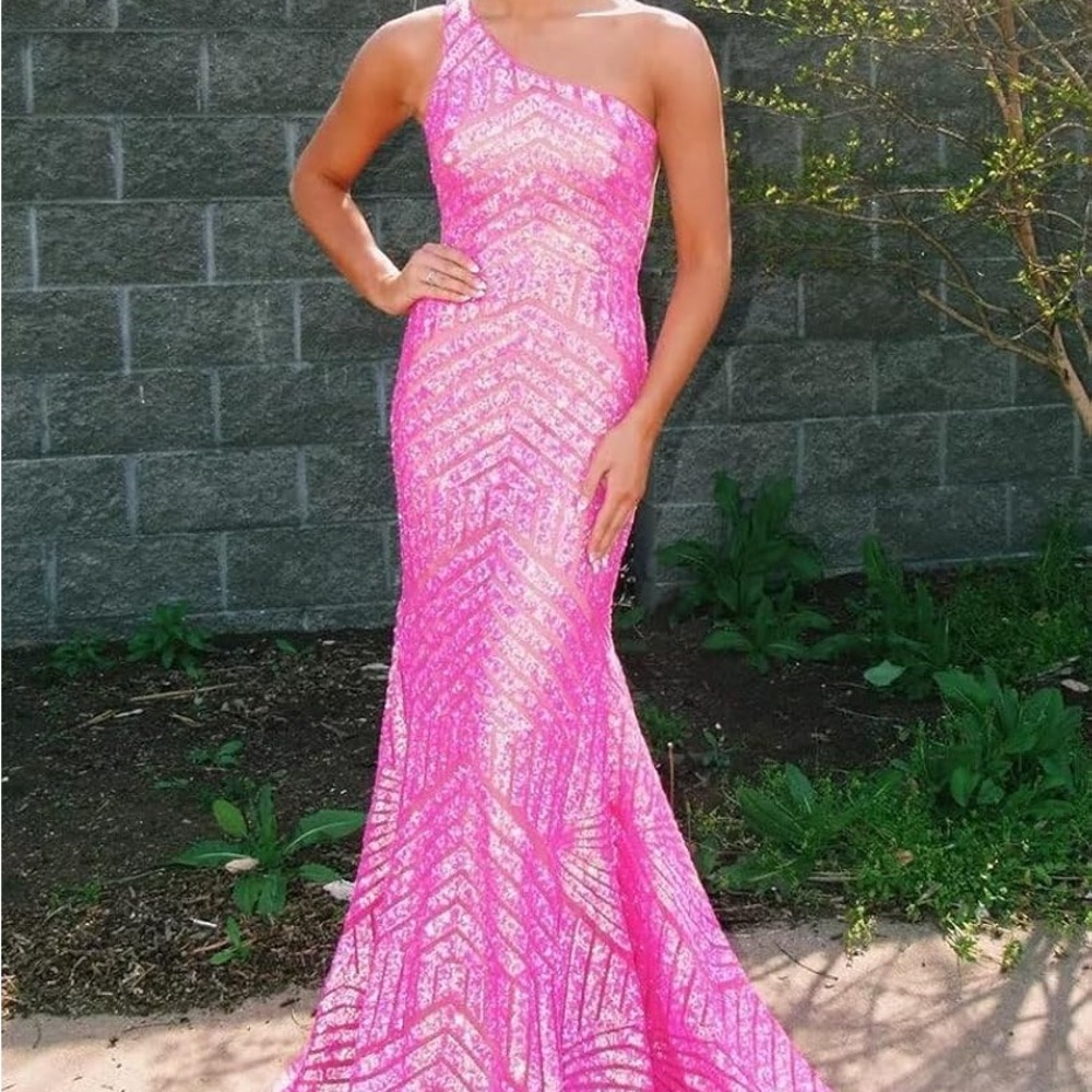 NWOT Stunning Pink One-Shoulder prom dress